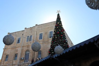 Kudüs 'teki İsrail devletinin sokaklarında Noel ağaçları ve süslemeler 