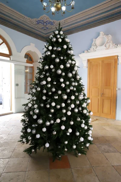 Weihnachtsbäume Und Dekorationen Auf Den Straßen Der Hauptstadt Des Bundesstaates — Stockfoto