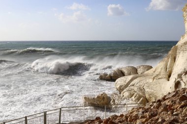 Kış fırtınası ve şiddetli rüzgar Akdeniz 'de eyaletin kuzeyinde İsrail' e doğru esiyor. 