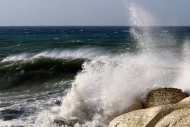 Kış fırtınası ve şiddetli rüzgar Akdeniz 'de eyaletin kuzeyinde İsrail' e doğru esiyor. 