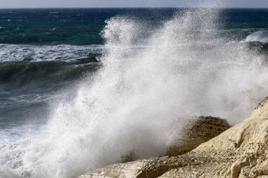 Kış fırtınası ve şiddetli rüzgar Akdeniz 'de eyaletin kuzeyinde İsrail' e doğru esiyor. 