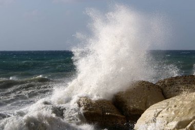 Kış fırtınası ve şiddetli rüzgar Akdeniz 'de eyaletin kuzeyinde İsrail' e doğru esiyor. 
