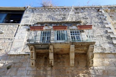 Büyük şehirdeki pencere ve balkonlar, İsrail 'in büyük şehirlerindeki mimari tarzlar. 