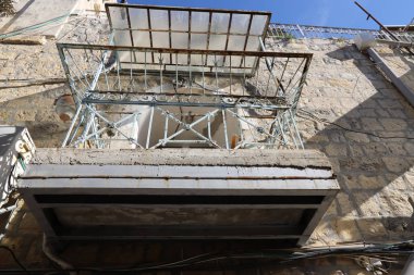 Büyük şehirdeki pencere ve balkonlar, İsrail 'in büyük şehirlerindeki mimari tarzlar. 