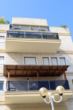 Büyük şehirdeki pencere ve balkonlar, İsrail 'in büyük şehirlerindeki mimari tarzlar. 