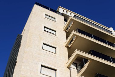 Büyük şehirdeki pencere ve balkonlar, İsrail 'in büyük şehirlerindeki mimari tarzlar. 