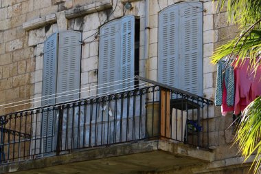 Büyük şehirdeki pencere ve balkonlar, İsrail 'in büyük şehirlerindeki mimari tarzlar. 