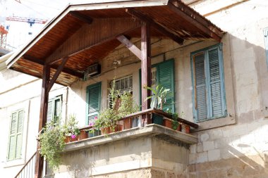 Büyük şehirdeki pencere ve balkonlar, İsrail 'in büyük şehirlerindeki mimari tarzlar. 