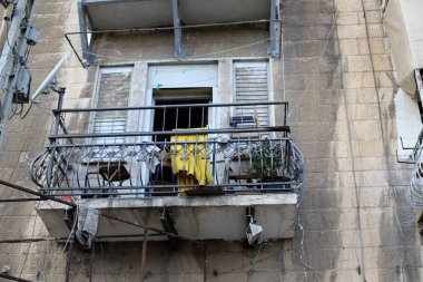 Büyük şehirdeki pencere ve balkonlar, İsrail 'in büyük şehirlerindeki mimari tarzlar. 