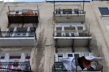 Büyük şehirdeki pencere ve balkonlar, İsrail 'in büyük şehirlerindeki mimari tarzlar. 