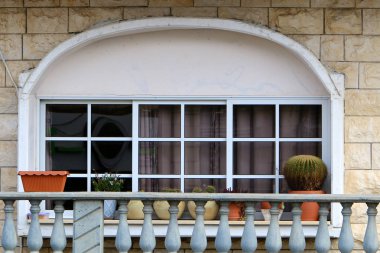 Büyük şehirdeki pencere ve balkonlar, İsrail 'in büyük şehirlerindeki mimari tarzlar. 
