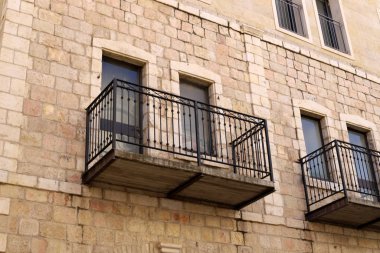 Büyük şehirdeki pencere ve balkonlar, İsrail 'in büyük şehirlerindeki mimari tarzlar. 