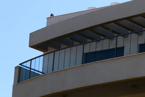 Окна Балконы Большом Городе Архитектурный Стиль Больших Городах Израиля — стоковое фото