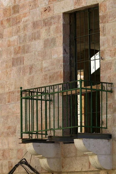 Okna Balkony Dużym Mieście Architektura Dużych Miastach Izraela — Zdjęcie stockowe