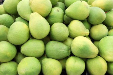 Aralık ayında İsrail 'in Acre kentindeki bir pazarda meyve ve sebze satılıyor.  