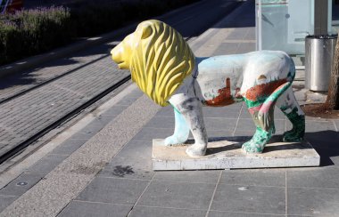 Kudüs İsrail 'in başkenti Kudüs sokaklarında demiryolu ve teller kuruyor. 