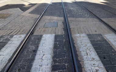 Kudüs İsrail 'in başkenti Kudüs sokaklarında demiryolu ve teller kuruyor. 