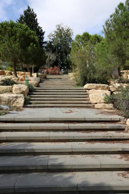 İsrail devletinin kuzeyindeki bir şehir parkında merdiven 