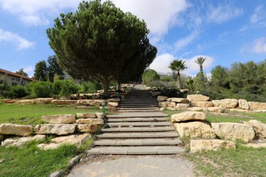 İsrail devletinin kuzeyindeki bir şehir parkında merdiven 