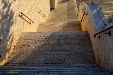 İsrail devletinin kuzeyindeki bir şehir parkında merdiven 