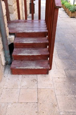 İsrail devletinin kuzeyindeki bir şehir parkında merdiven 