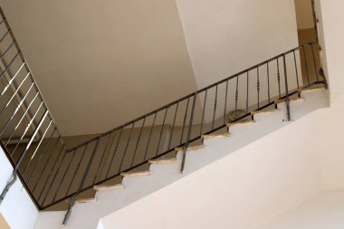 İsrail devletinin kuzeyindeki bir şehir parkında merdiven 