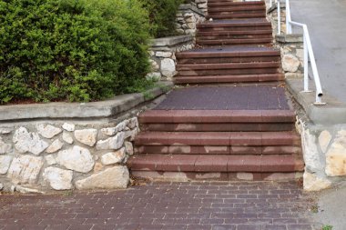 İsrail devletinin kuzeyindeki bir şehir parkında merdiven 