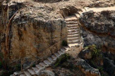 İsrail devletinin kuzeyindeki bir şehir parkında merdiven 