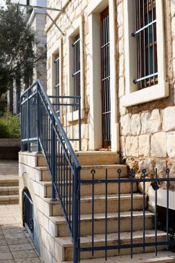 İsrail devletinin kuzeyindeki bir şehir parkında merdiven 