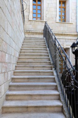 İsrail devletinin kuzeyindeki bir şehir parkında merdiven 