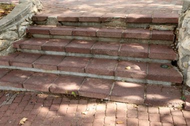İsrail devletinin kuzeyindeki bir şehir parkında merdiven 