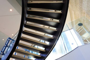 İsrail devletinin kuzeyindeki bir şehir parkında merdiven 