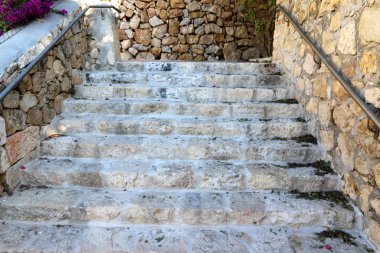 İsrail devletinin kuzeyindeki bir şehir parkında merdiven 