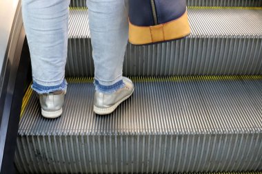 İsrail devletinin kuzeyindeki bir şehir parkında merdiven 