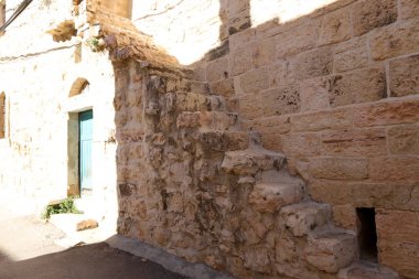 İsrail devletinin kuzeyindeki bir şehir parkında merdiven 