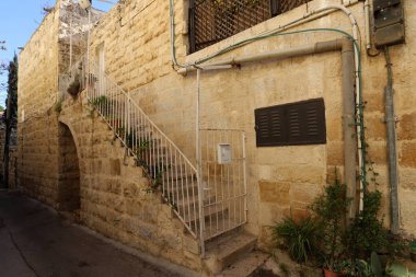 İsrail devletinin kuzeyindeki bir şehir parkında merdiven 