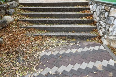 İsrail devletinin kuzeyindeki bir şehir parkında merdiven 