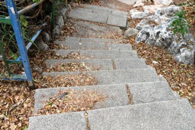 İsrail devletinin kuzeyindeki bir şehir parkında merdiven 