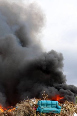 Ateşte bir ateş yanar ve duman çıkar. 