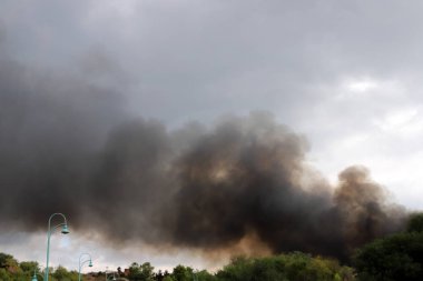 Ateşte bir ateş yanar ve duman çıkar. 