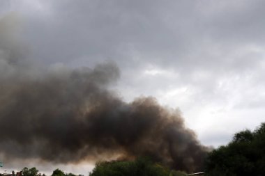 Ateşte bir ateş yanar ve duman çıkar. 