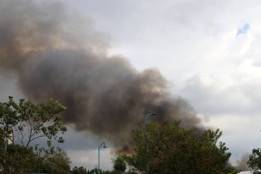 Ateşte bir ateş yanar ve duman çıkar. 