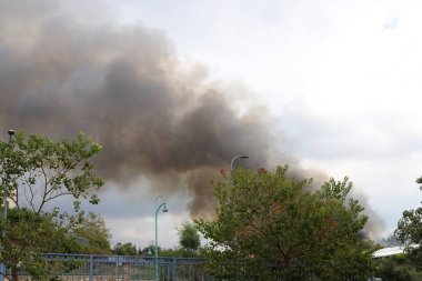 Ateşte bir ateş yanar ve duman çıkar. 