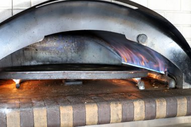 Ateşte bir ateş yanar ve duman çıkar. 