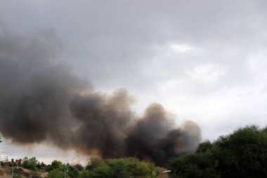 Ateşte bir ateş yanar ve duman çıkar. 