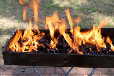 Ateşte bir ateş yanar ve duman çıkar. 