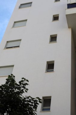 Büyük bir şehirde küçük bir pencere. İsrail 'deki yapıların ve binaların mimarisinin parçaları. 