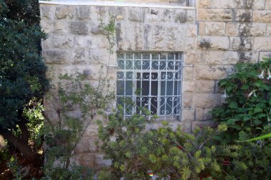 Büyük bir şehirde küçük bir pencere. İsrail 'deki yapıların ve binaların mimarisinin parçaları. 