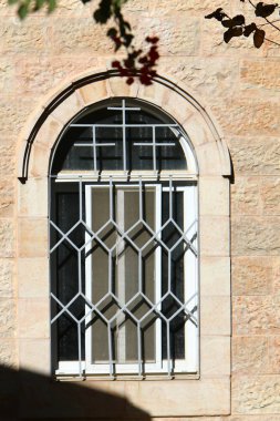 Büyük bir şehirde küçük bir pencere. İsrail 'deki yapıların ve binaların mimarisinin parçaları. 