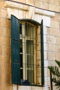 Büyük bir şehirde küçük bir pencere. İsrail 'deki yapıların ve binaların mimarisinin parçaları. 